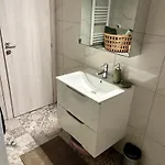 Modern 2-bedroom By Sea & Metro Apartman *