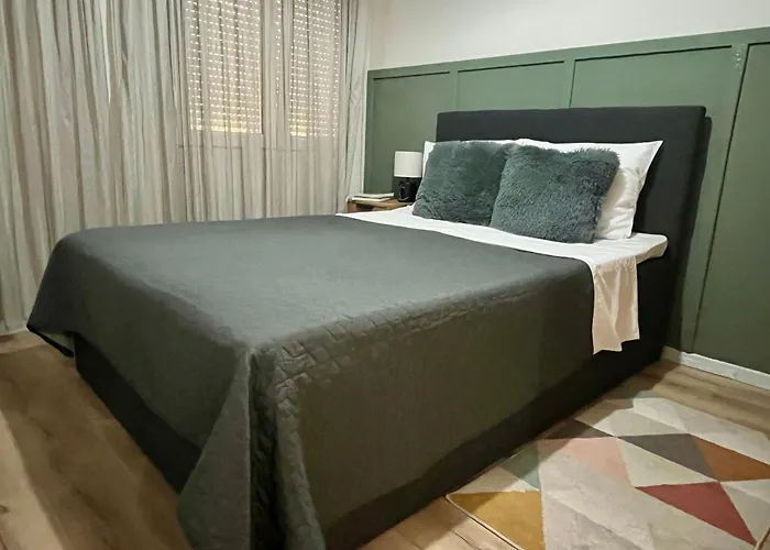 Modern 2-bedroom By Sea & Metro