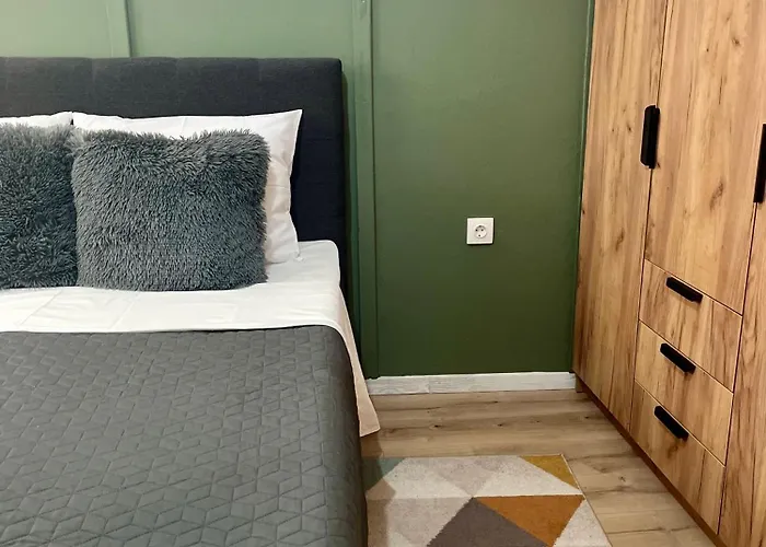 Modern 2-bedroom By Sea & Metro *