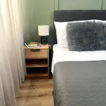 Modern 2-bedroom By Sea & Metro * Salonic