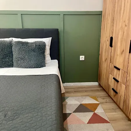 Modern 2-bedroom By Sea & Metro *